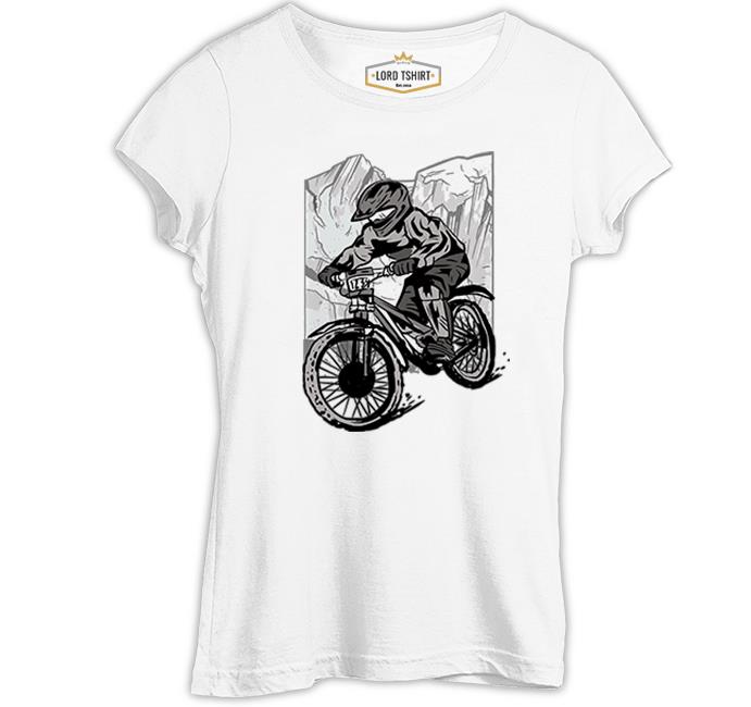 A Biker Riding in Front of the Mountains Beyaz Kadın Tshirt