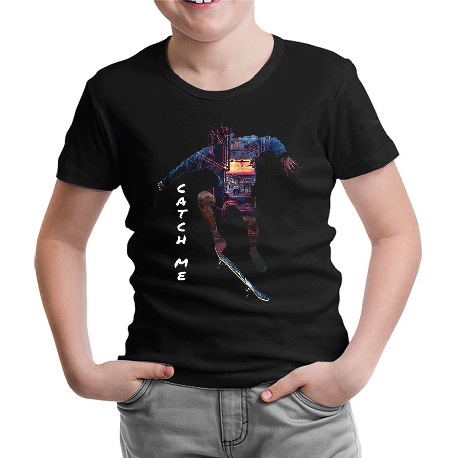 A skater in a City Siyah Çocuk Tshirt
