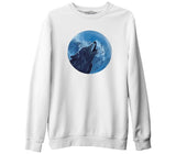 A Wolf Howling with the Blue Moon Background Beyaz Erkek Kalın Sweatshirt