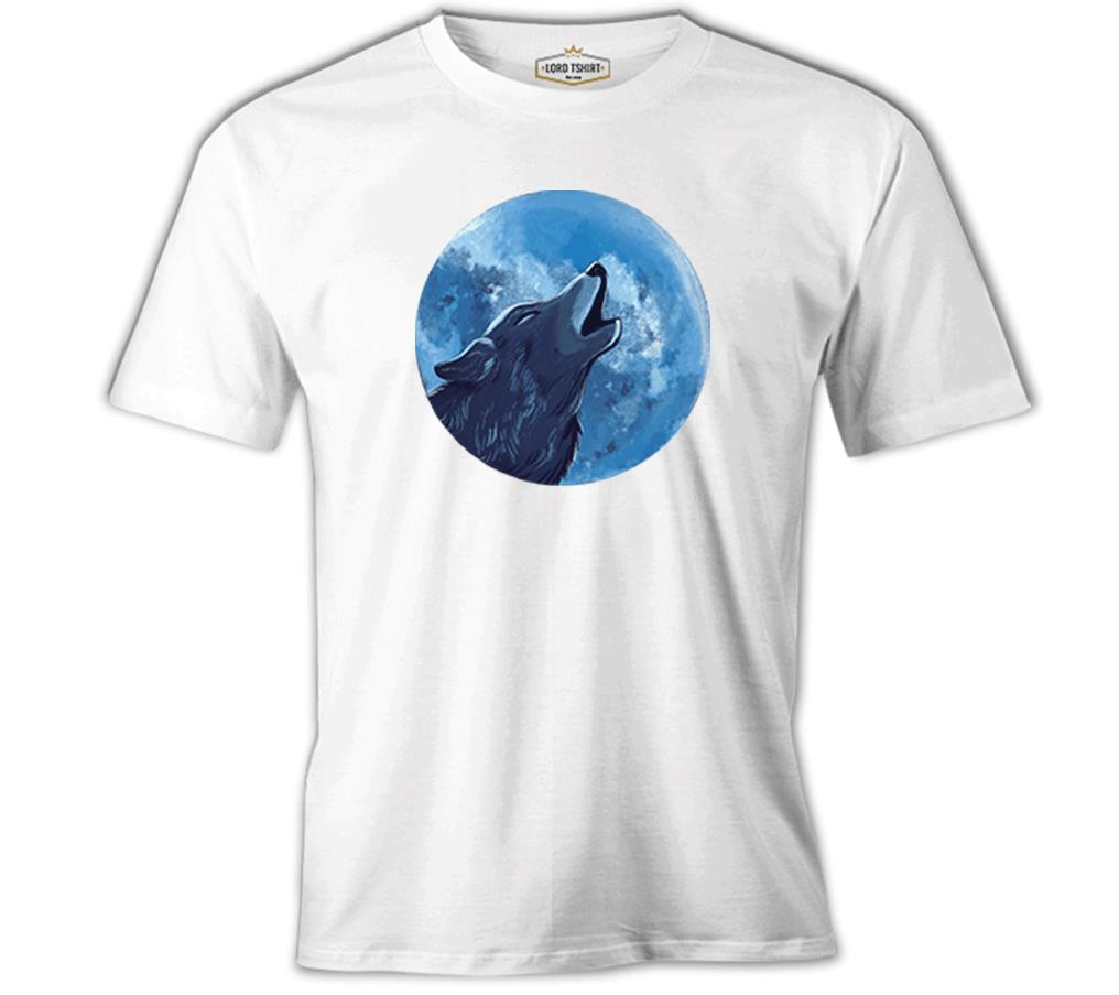 A Wolf Howling with the Blue Moon Background Beyaz Erkek Tshirt