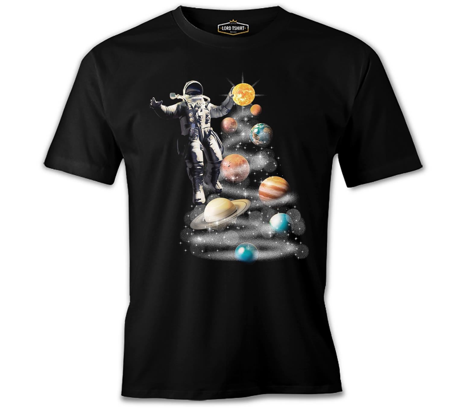 An Astronaut Holding Sun Above the Planets Siyah Erkek Tshirt