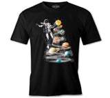 An Astronaut Holding Sun Above the Planets Siyah Erkek Tshirt