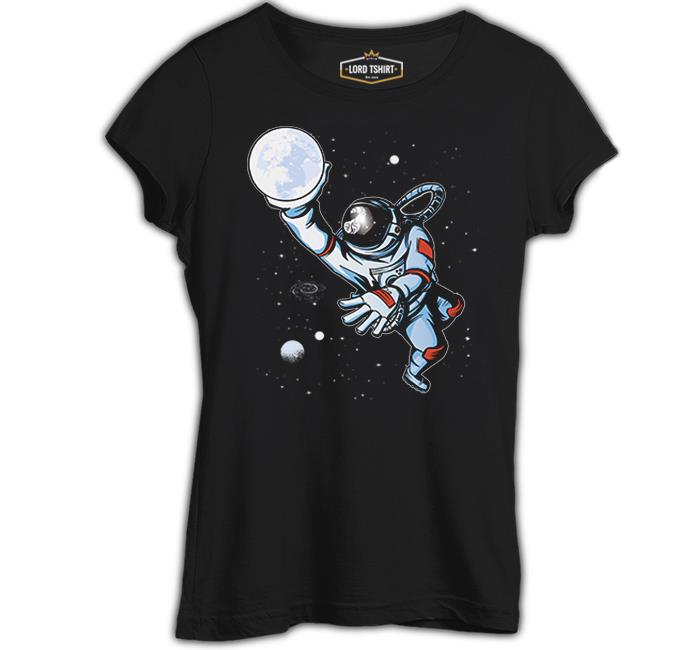 Astronaut Playing Basketball with the Moon Siyah Kadın Tshirt