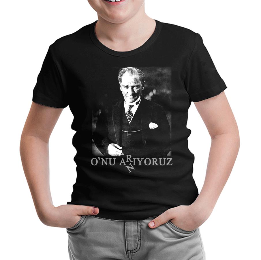 Atatürk - Onu Arıyoruz. Anıyoruz Siyah Çocuk Tshirt