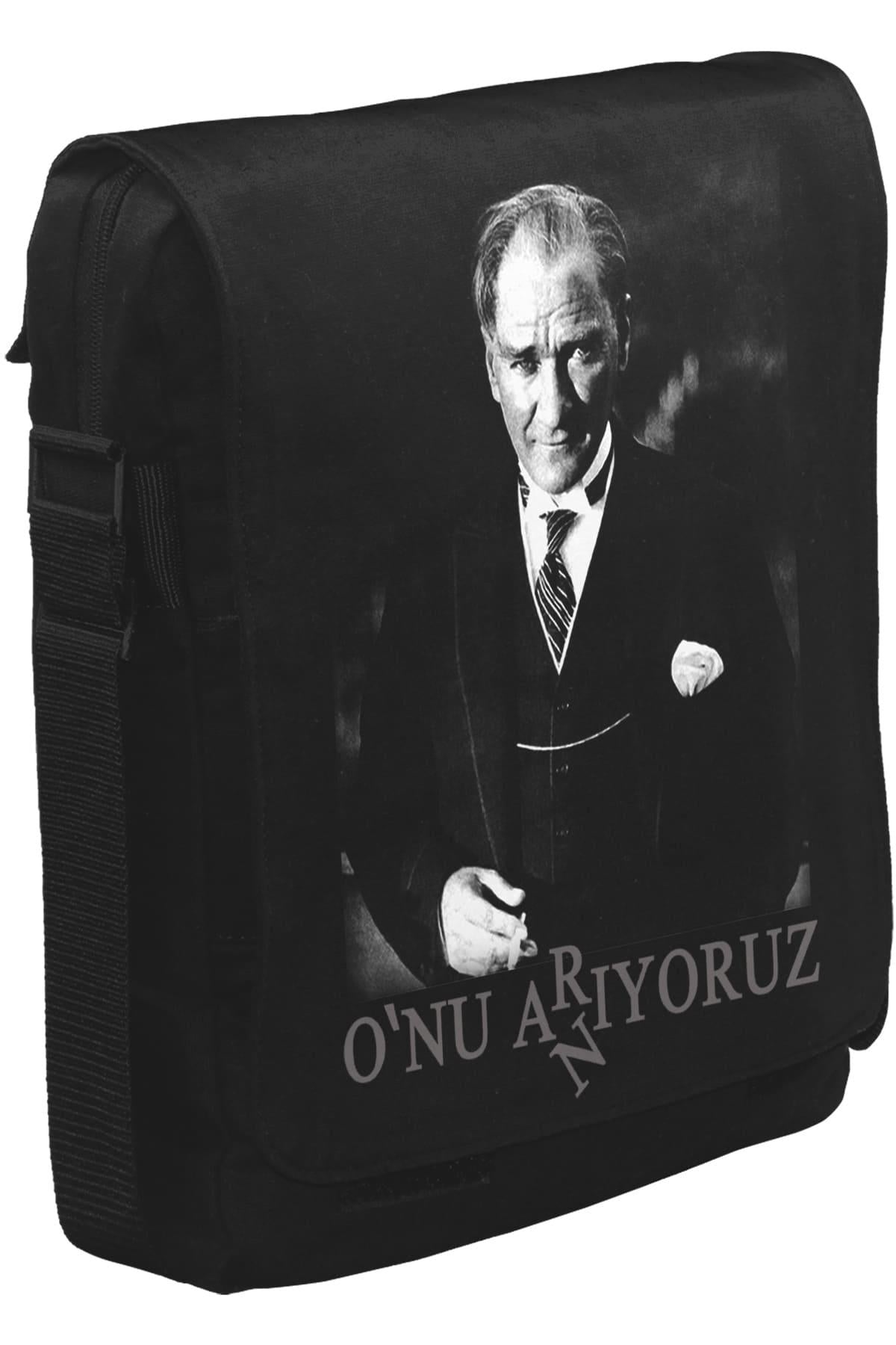 Atatürk - Onu Arıyoruz. Anıyoruz Unisex Siyah Postacı Çanta