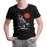 Man on the Boat in Japanese Landscape Siyah Çocuk Tshirt