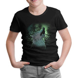 Wolf Howling in a Green Light Forest Siyah Çocuk Tshirt